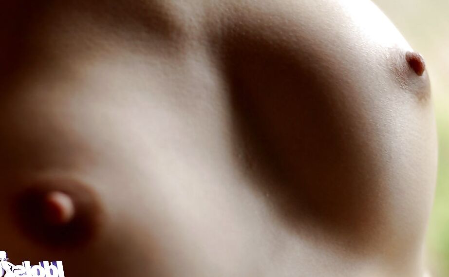 16P Chica asiática follable descubriendo sus bonitas tetas y su coño peludo