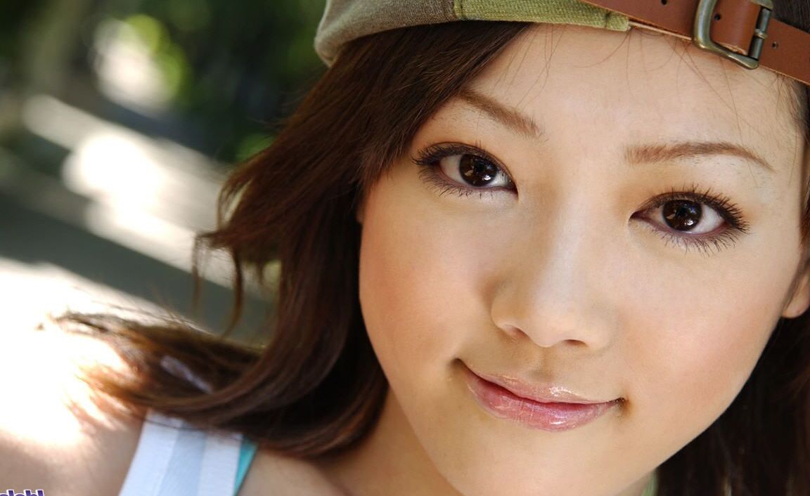 16P La belle adolescente japonaise Mai Kitamura se tient nue après s'être lentement déshabillée
