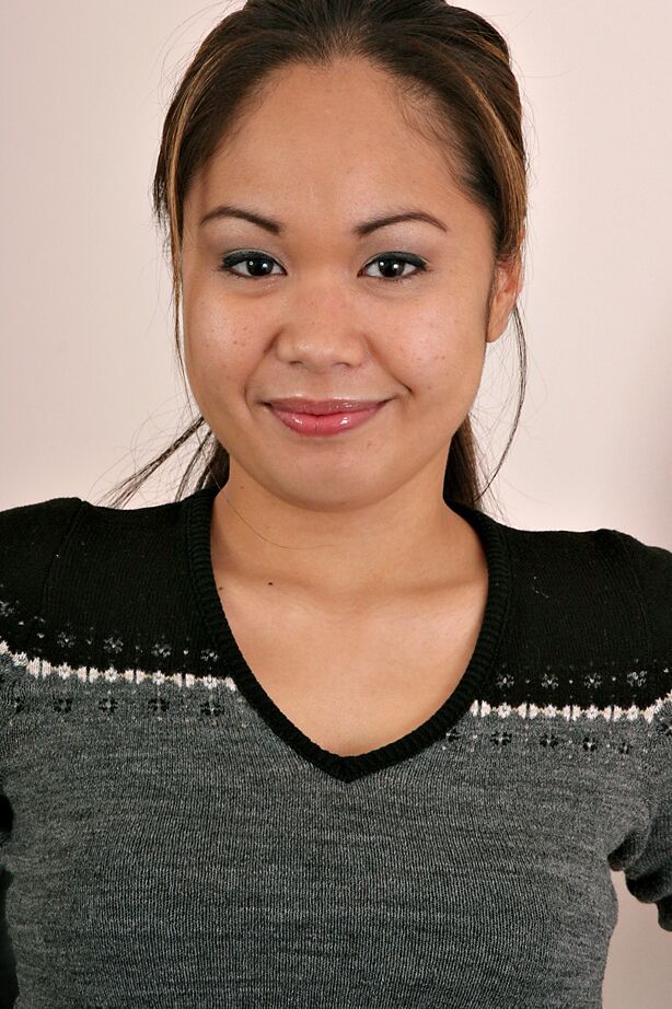 16P asiatisches Amateur-Solomädchen spreizt seine haarige Muschi, nachdem es seine schlaffen Titten entblößt hat