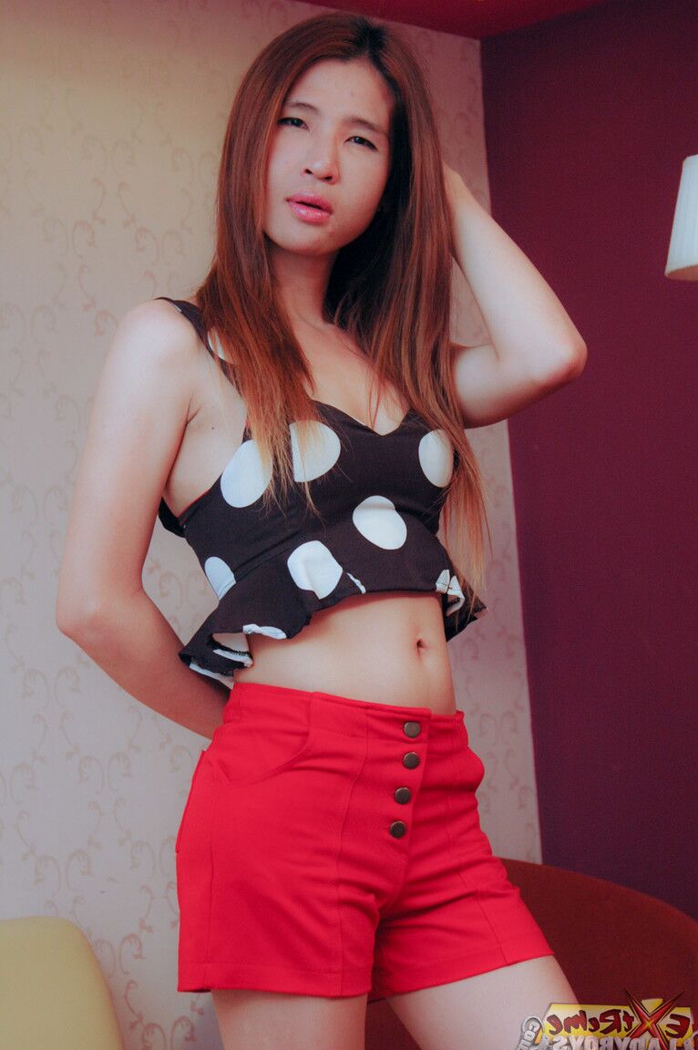 21P Travesti asiática ruiva Maii curtindo sexo anal com seu amigo gay pendurado