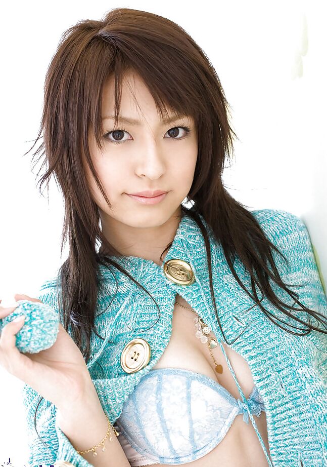 15P La jolie asiatique Misaki Mori enlève sa lingerie sur le lit.