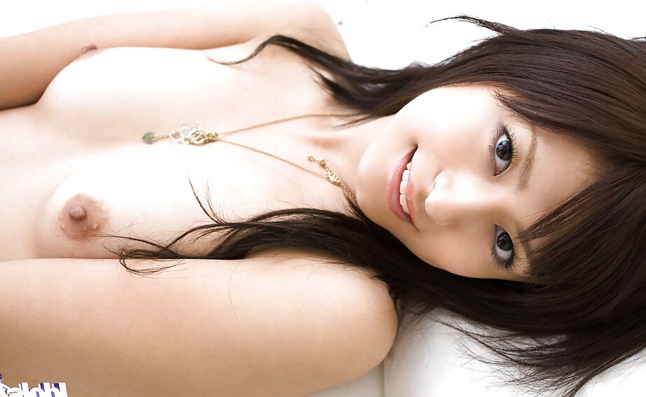 15P La jolie asiatique Misaki Mori enlève sa lingerie sur le lit.