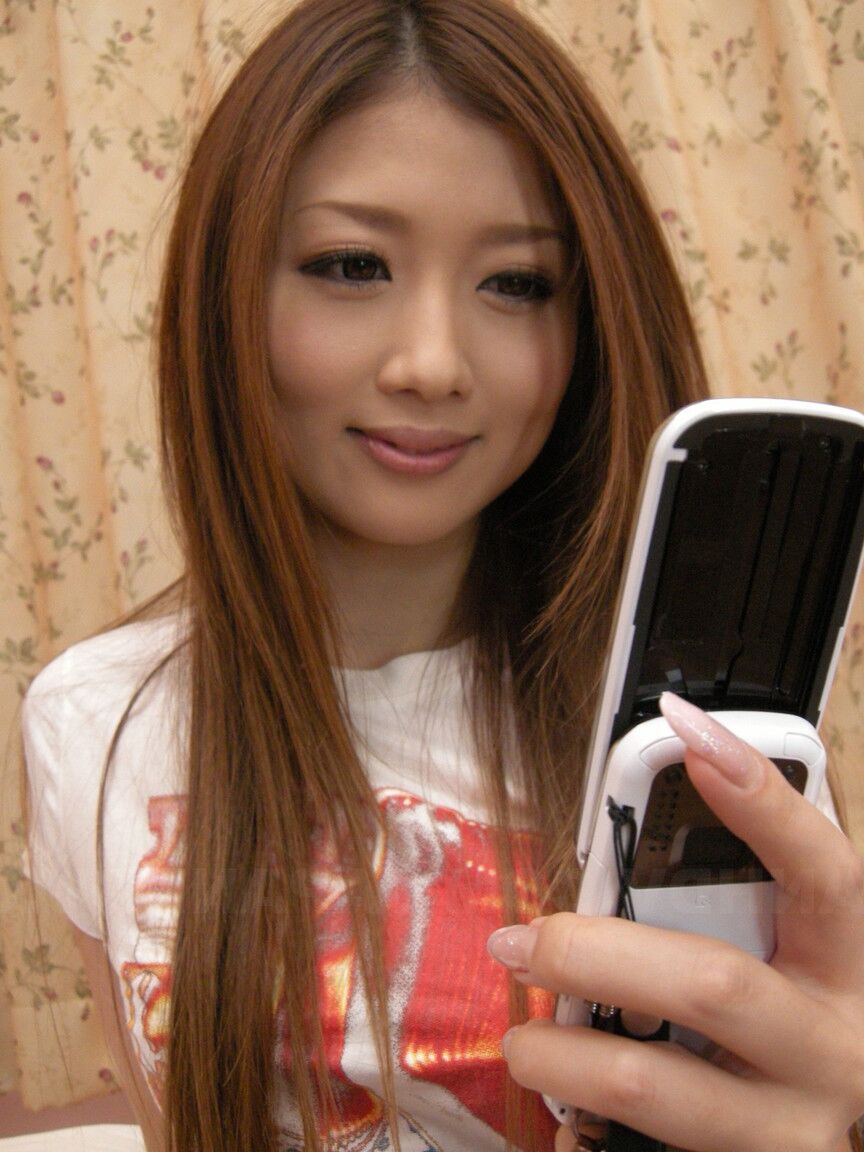 Die 21P süße Japanerin Hibiki Ohtsuki zieht sich aus und masturbiert, während sie alleine zu Hause ist