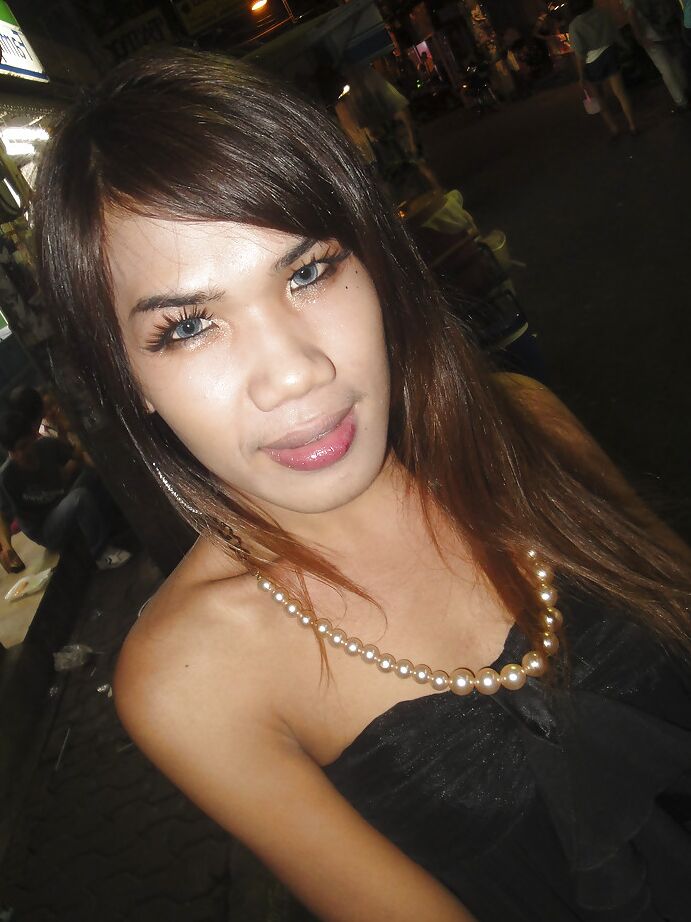 16P Linda travesti tailandesa Nam brincando com seu pau peludo nojento de salto alto