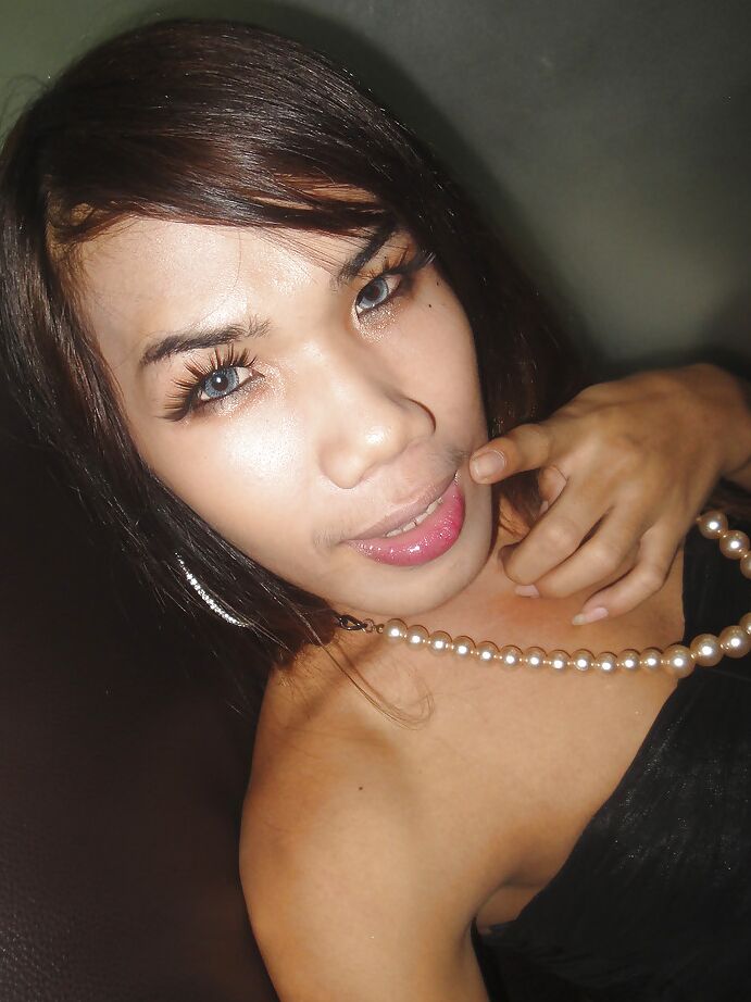 16P Linda travesti tailandesa Nam brincando com seu pau peludo nojento de salto alto