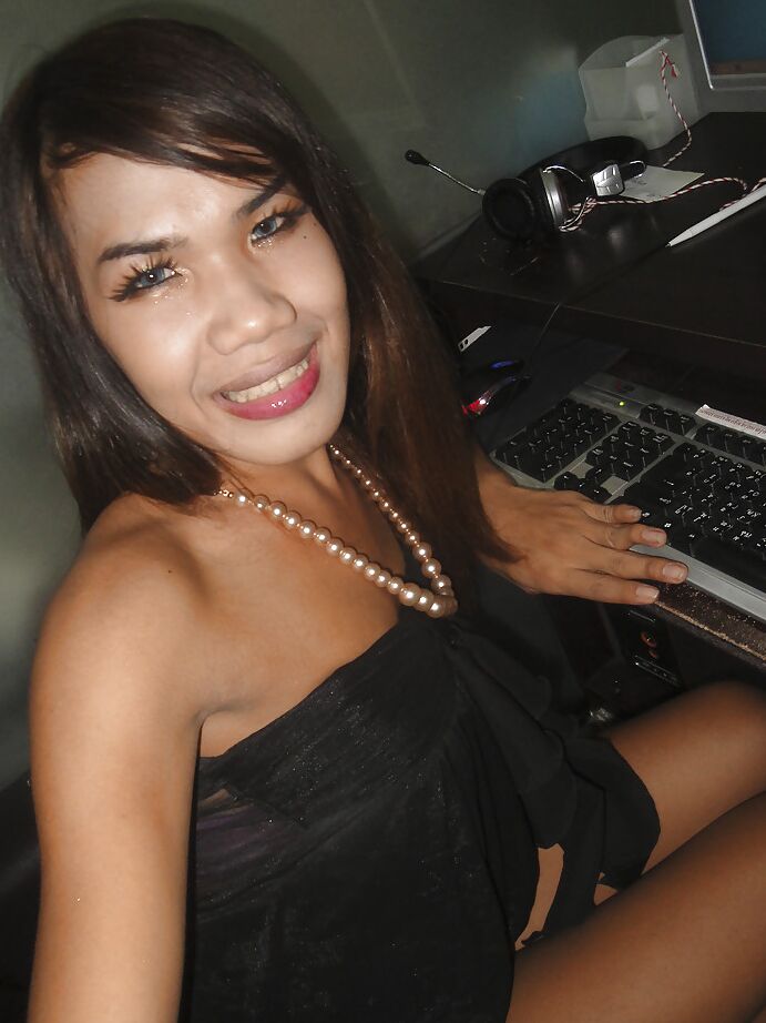 16P Linda travesti tailandesa Nam brincando com seu pau peludo nojento de salto alto
