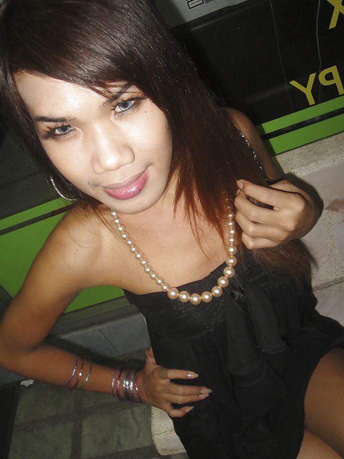 16P Linda travesti tailandesa Nam brincando com seu pau peludo nojento de salto alto