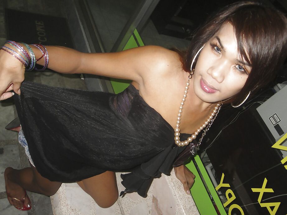 16P Linda travesti tailandesa Nam brincando com seu pau peludo nojento de salto alto