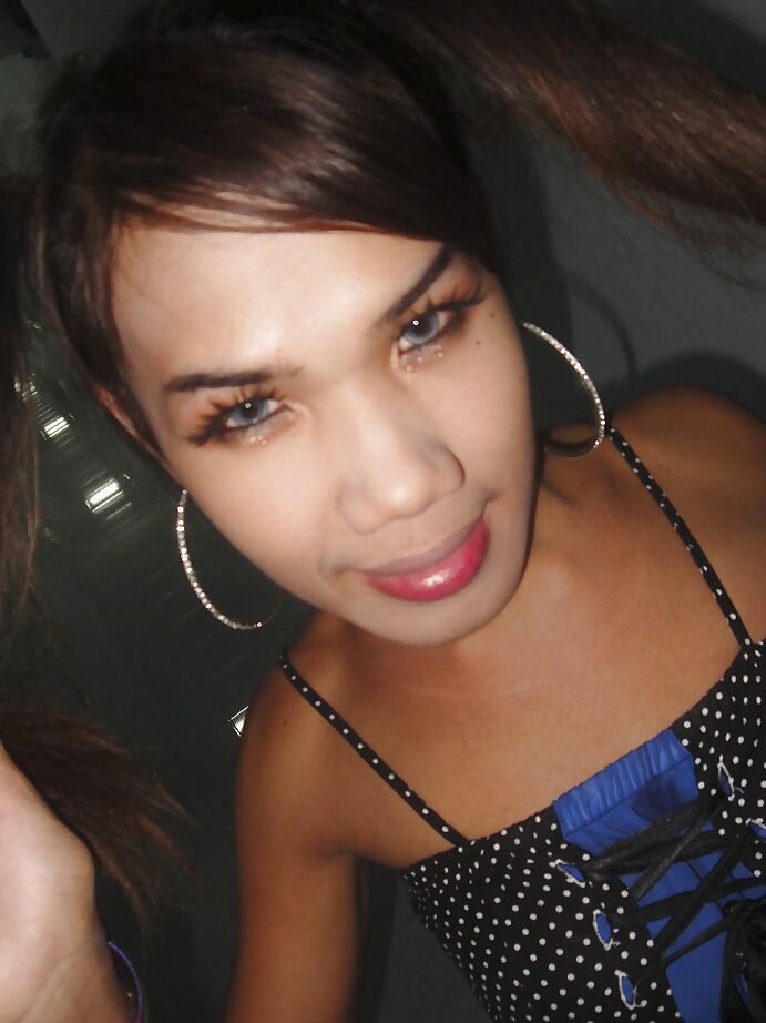 16P Linda travesti tailandesa Nam brincando com seu pau peludo nojento de salto alto