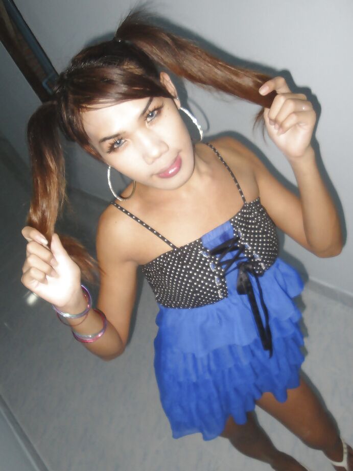 16P Linda travesti tailandesa Nam brincando com seu pau peludo nojento de salto alto