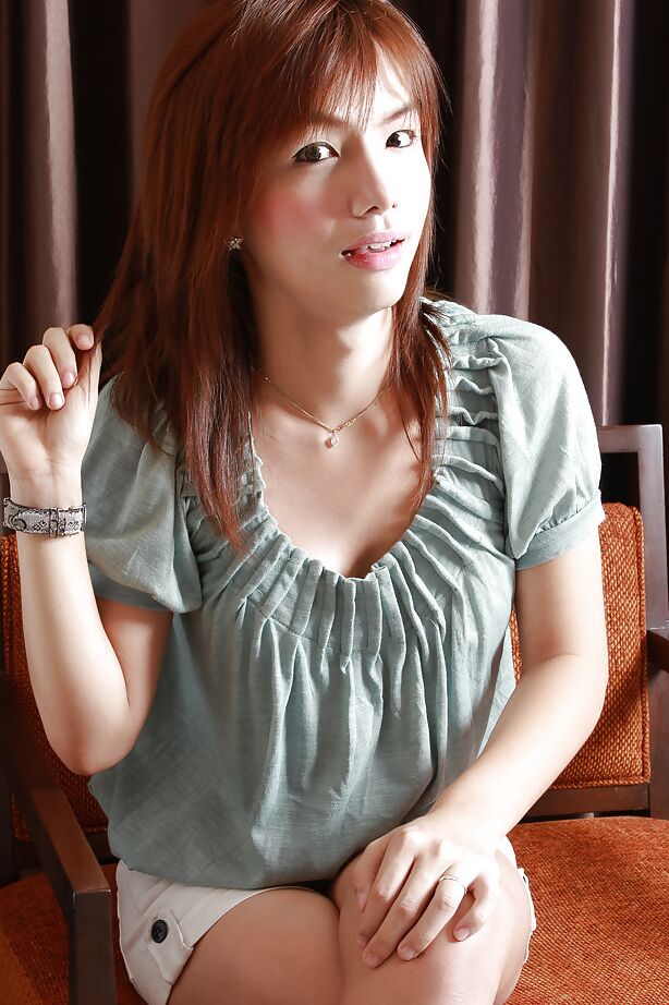 16P Ladyboy asiática Zaza saca su shecock de las bragas para masturbarse