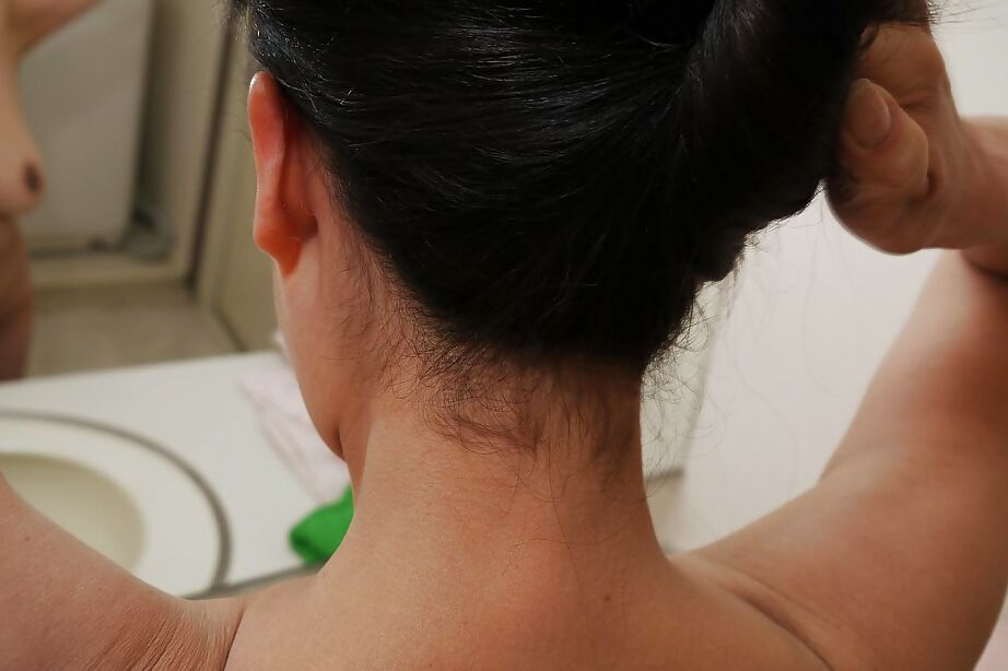 Die 16-jährige asiatische Hausfrau Takako Miyai seift ihre haarige Muschi in der Dusche ein