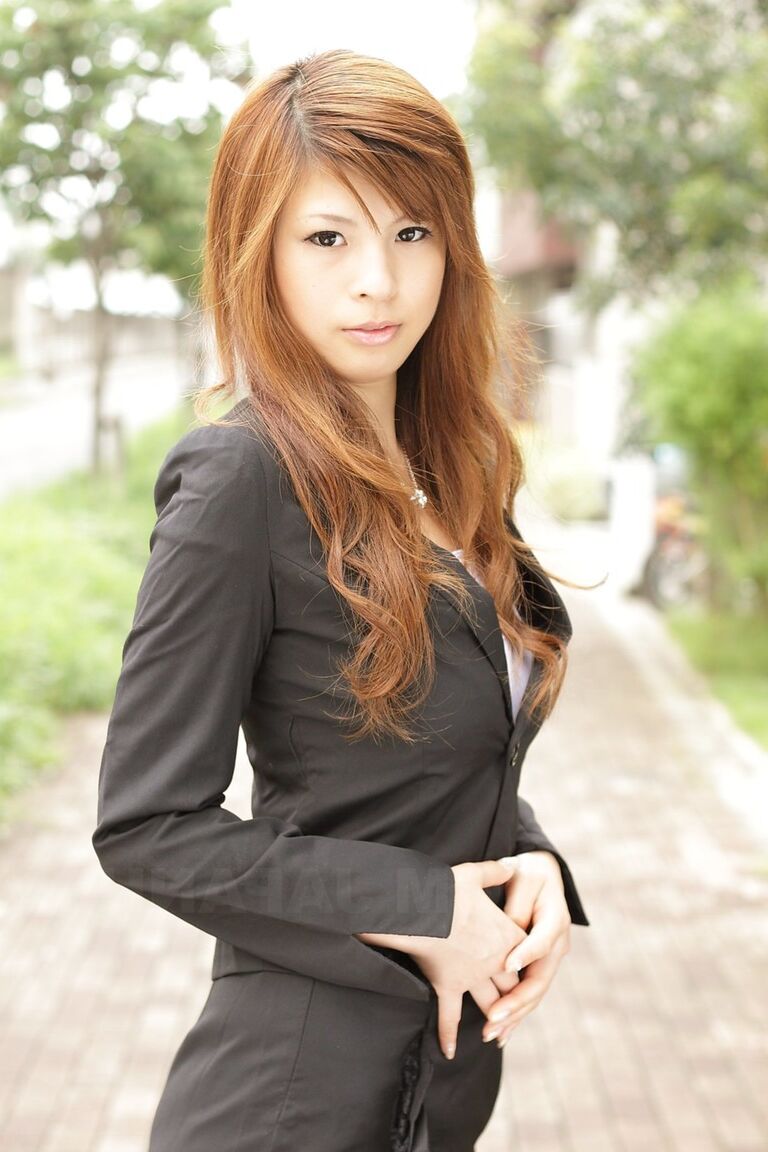 15P A deslumbrante garota asiática Rina Kikukawa posa sedutoramente totalmente vestida ao ar livre