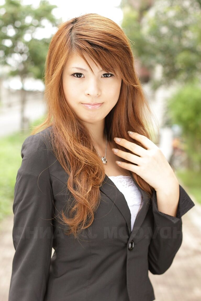 15P A deslumbrante garota asiática Rina Kikukawa posa sedutoramente totalmente vestida ao ar livre