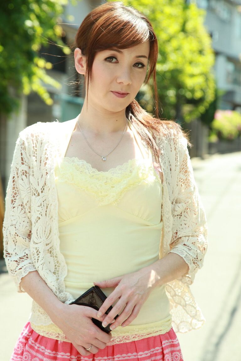 15P A modelo japonesa Chika Sasaki posa sem nudez com uma saia na altura do joelho