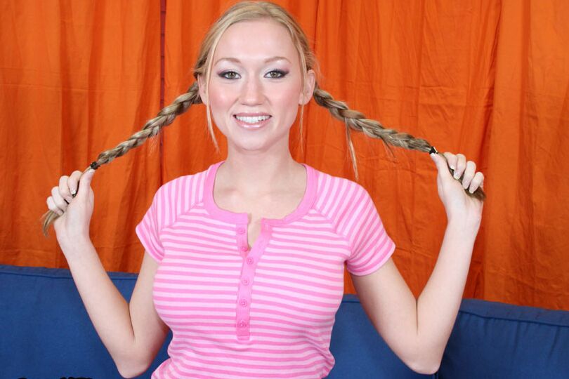 16P La joven asiática Madison Scott revela sus bonitas tetas mientras se desnuda
