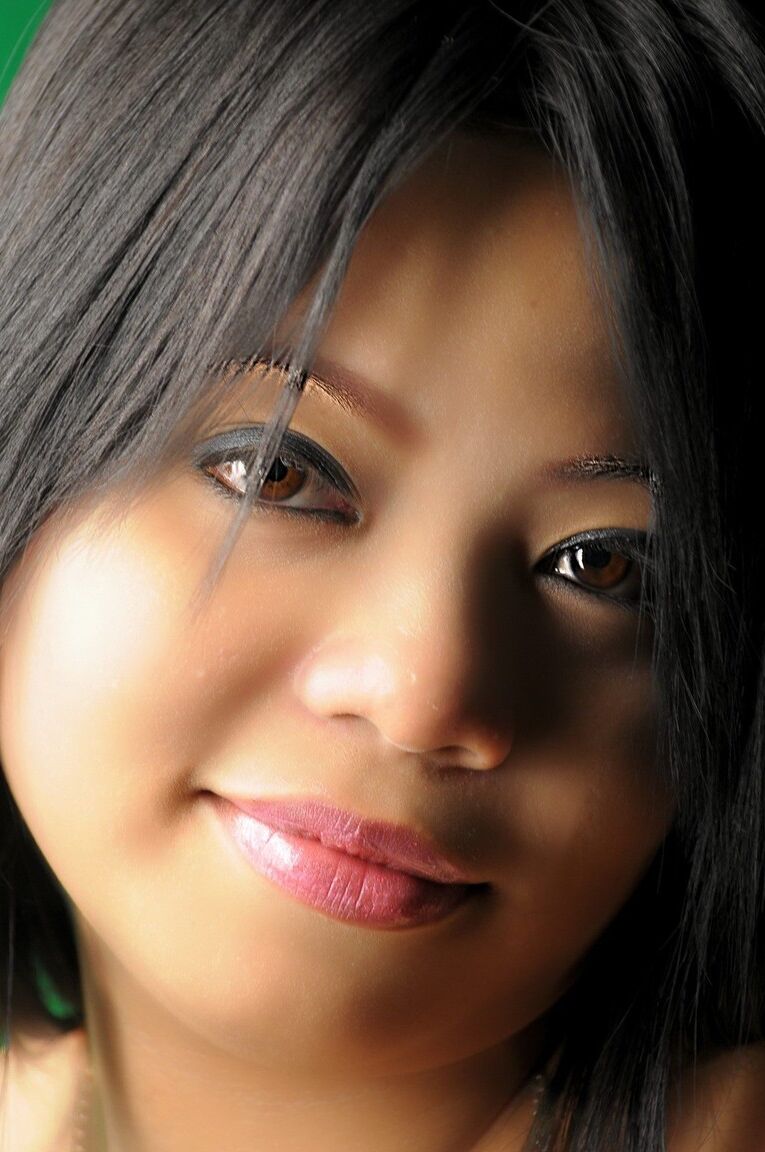 16P Das hübsche asiatische Mädchen Joana öffnet ihre Titten, bevor sie ihre natürliche Muschi zeigt
