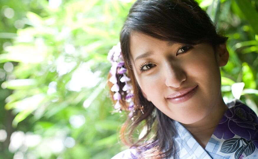 16P A jovem japonesa Ruru expõe seus grandes traços naturais antes de mostrar a calcinha