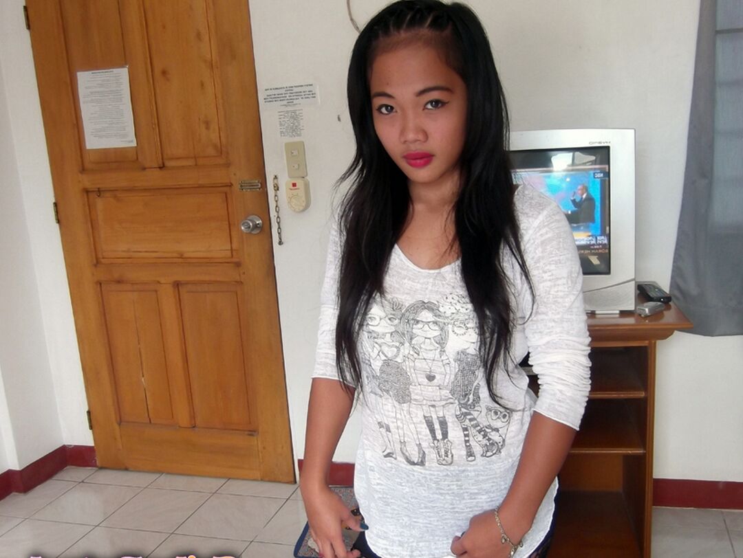 12P A bela filipina exibe sua buceta totalmente natural na estreia de modelo nua
