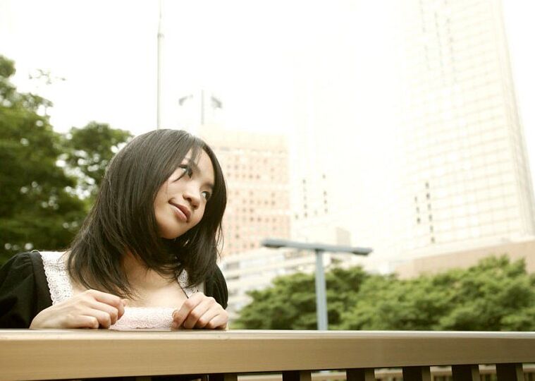 16P Das süße japanische Mädchen Mio lässt sich nach der Upskirt-Aktion das Höschen herunterziehen