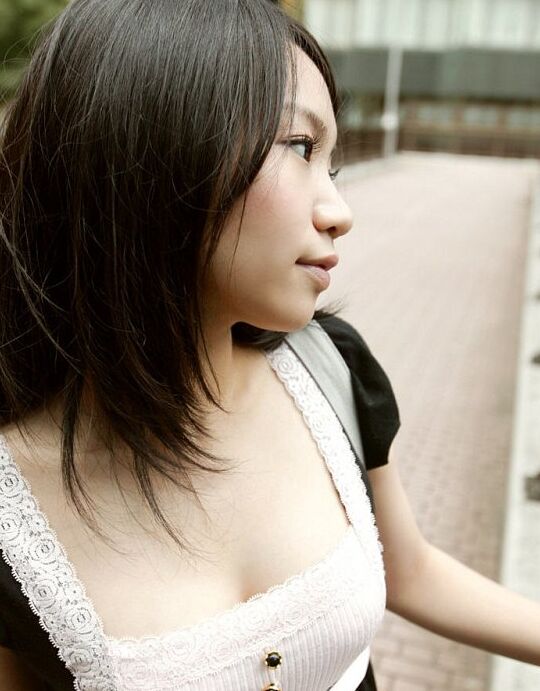 16P Das süße japanische Mädchen Mio lässt sich nach der Upskirt-Aktion das Höschen herunterziehen