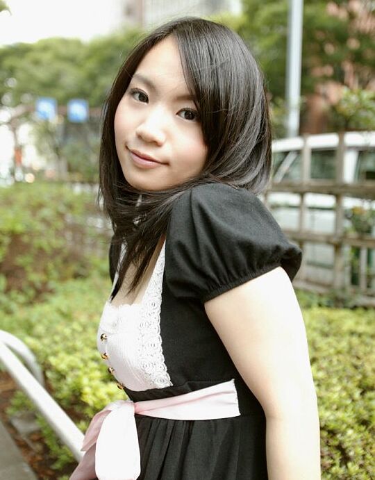 16P Das süße japanische Mädchen Mio lässt sich nach der Upskirt-Aktion das Höschen herunterziehen