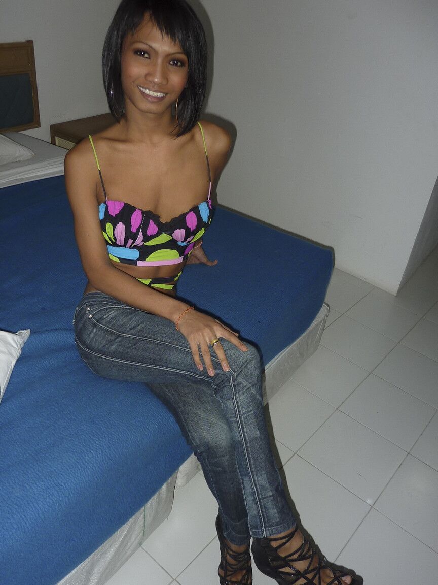 17P A linda ladyboy negra Bo lava seu corpo magro e seu pênis grande no chuveiro