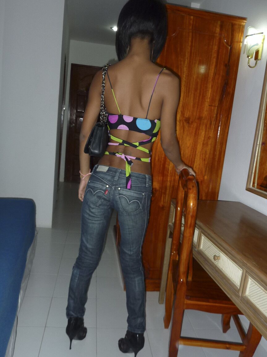 17P A linda ladyboy negra Bo lava seu corpo magro e seu pênis grande no chuveiro