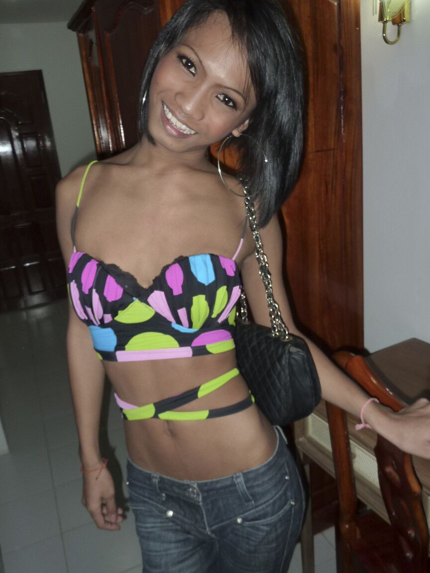 17P A linda ladyboy negra Bo lava seu corpo magro e seu pênis grande no chuveiro