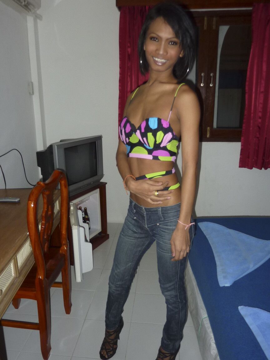 17P A linda ladyboy negra Bo lava seu corpo magro e seu pênis grande no chuveiro