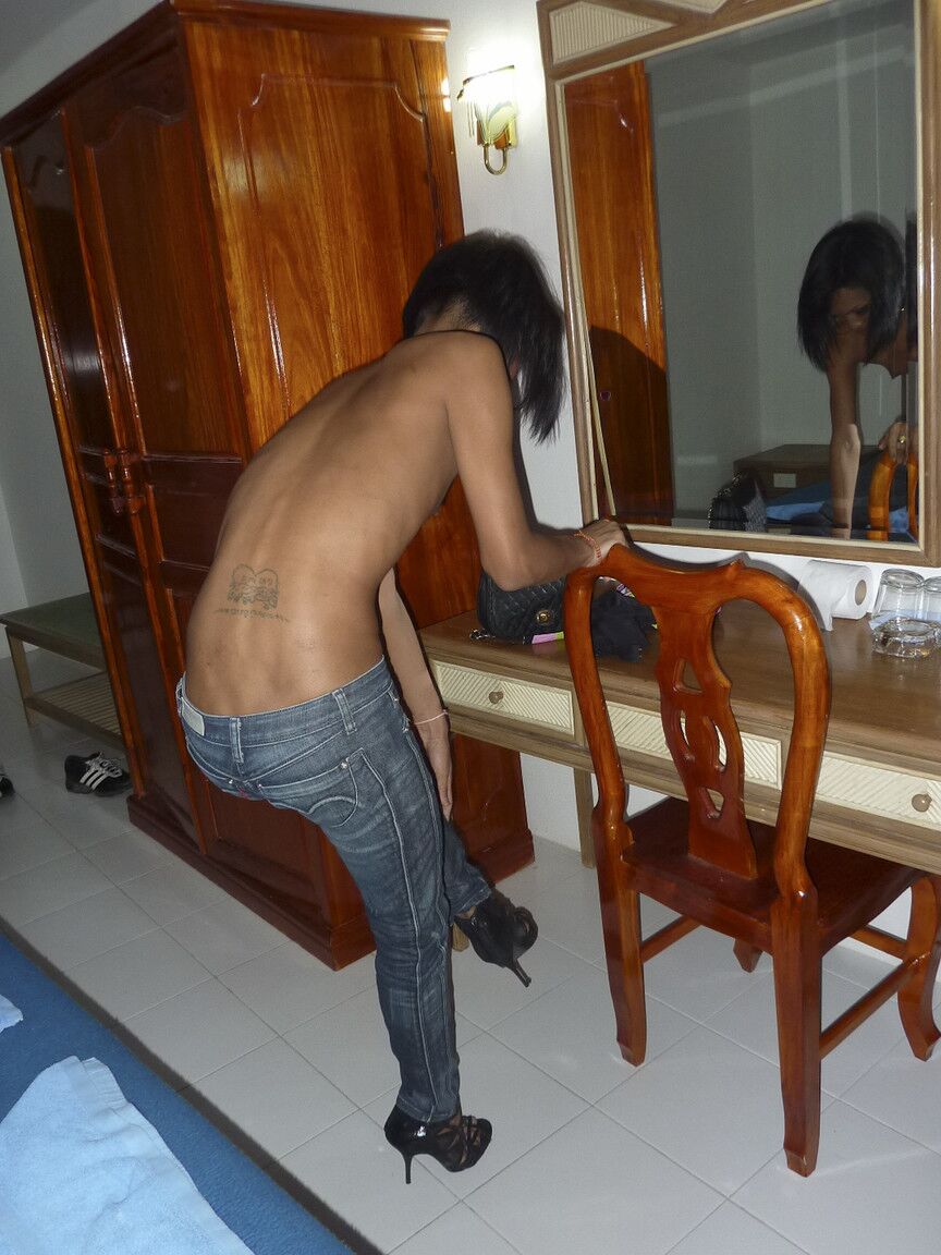 17P A linda ladyboy negra Bo lava seu corpo magro e seu pênis grande no chuveiro