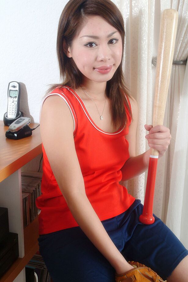 16P La jeune asiatique brune Yumi taquine sa chatte d'amateur avec une chauve-souris