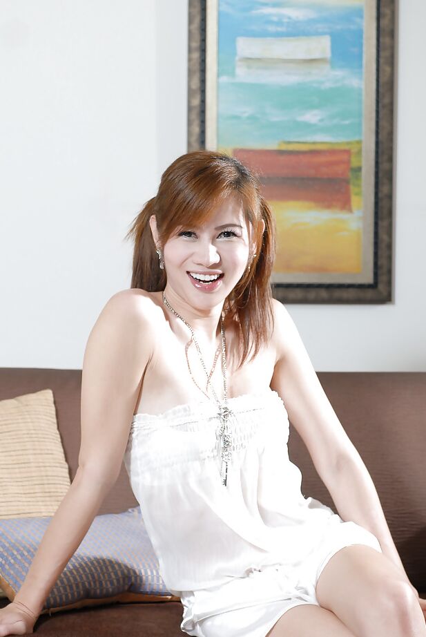16P Ladyboy flaca sola Auy liberando su gran polla de la lencería para masturbarse