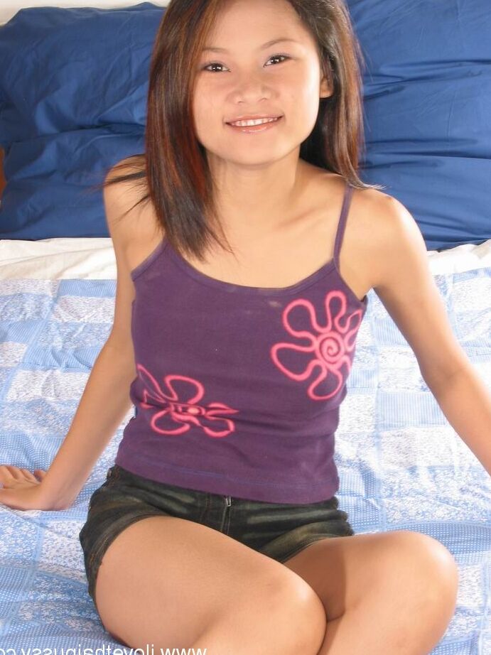 16P Adolescente asiática con grandes tetas se burla de su coño peludo mientras se desnuda