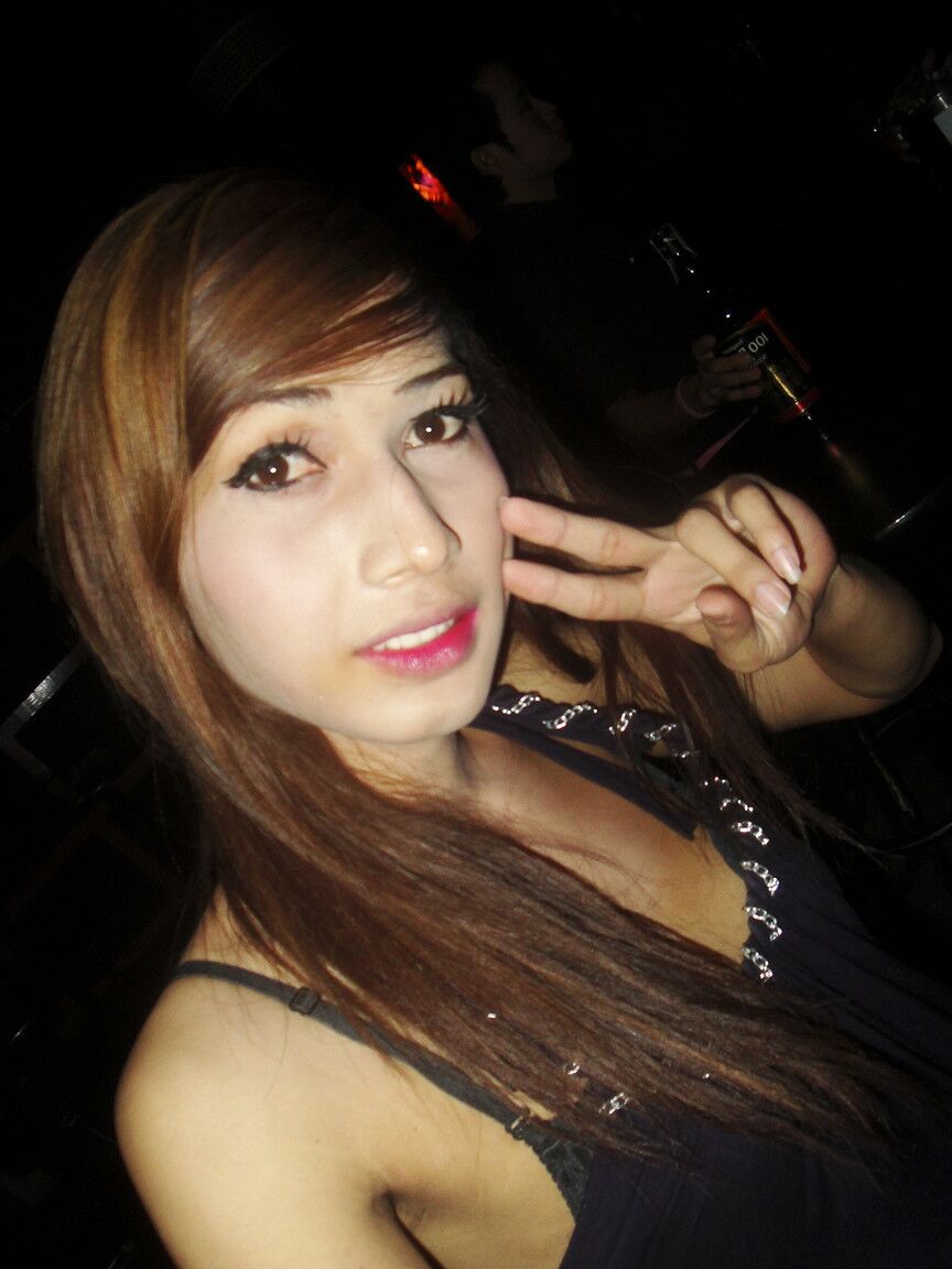 17P Bonita ladyboy tailandesa con cuerpo delgado muestra descaradamente desnudos en el baño