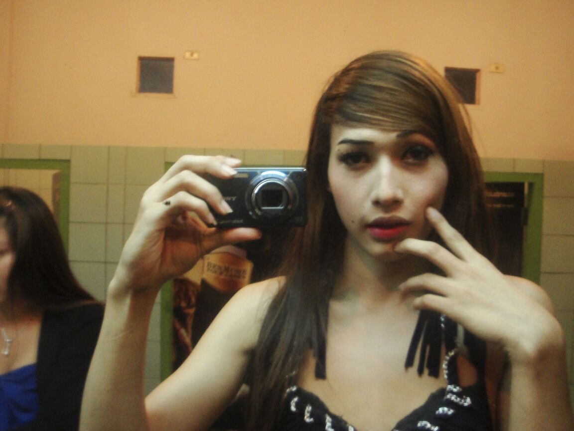 17P Bonita ladyboy tailandesa con cuerpo delgado muestra descaradamente desnudos en el baño