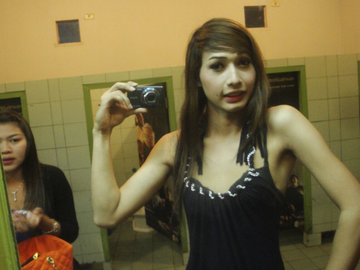17P Bonita ladyboy tailandesa con cuerpo delgado muestra descaradamente desnudos en el baño