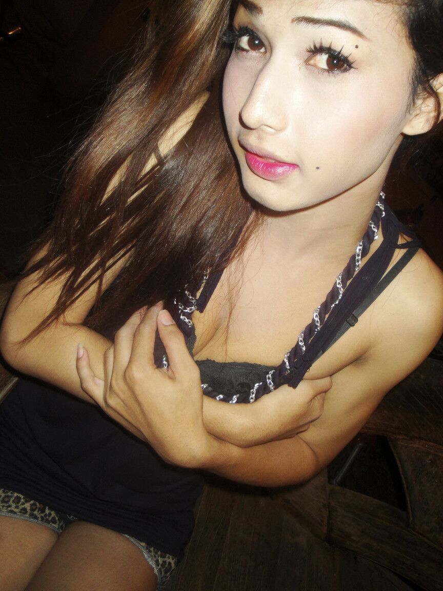 17P Bonita ladyboy tailandesa con cuerpo delgado muestra descaradamente desnudos en el baño
