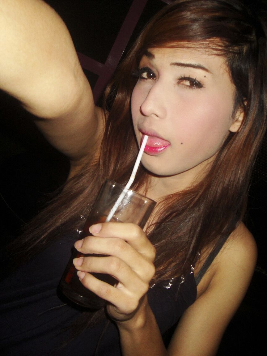 17P Bonita ladyboy tailandesa con cuerpo delgado muestra descaradamente desnudos en el baño