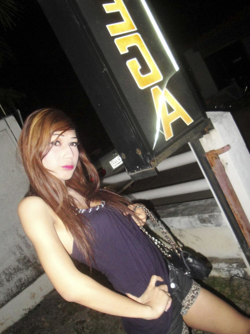 17P Bonita ladyboy tailandesa con cuerpo delgado muestra descaradamente desnudos en el baño