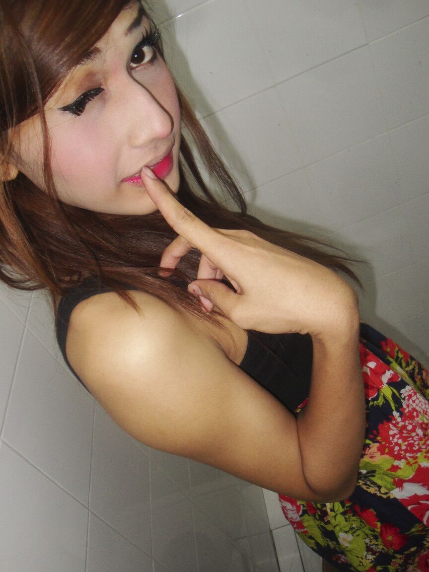 17P Bonita ladyboy tailandesa con cuerpo delgado muestra descaradamente desnudos en el baño