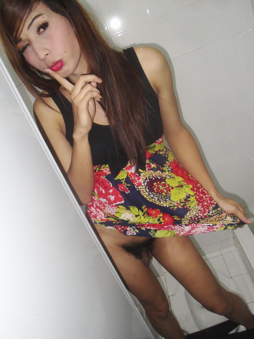 17P Bonita ladyboy tailandesa con cuerpo delgado muestra descaradamente desnudos en el baño