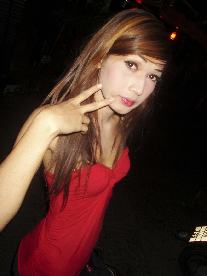 17P Bonita ladyboy tailandesa con cuerpo delgado muestra descaradamente desnudos en el baño