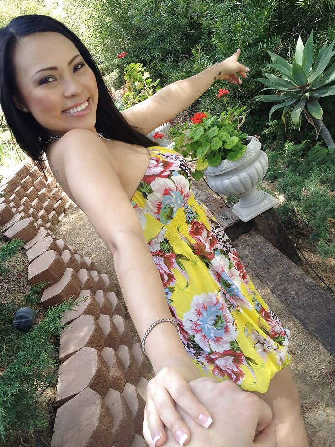 16P, la jeune asiatique Gia Lee se débarrasse de sa culotte et révèle ses gros seins en plein air.
