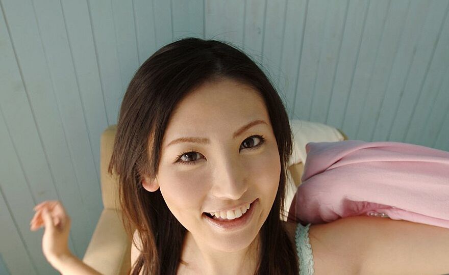 16P Die junge Japanerin Takako Kitahara zieht ihr Spitzenhöschen aus, bevor sie nackt posiert