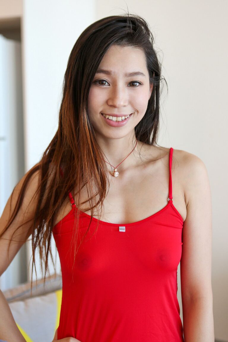 21P Petite adolescente asiática Abbie brinca com sua buceta raspada com um vibrador duplo até o orgasmo