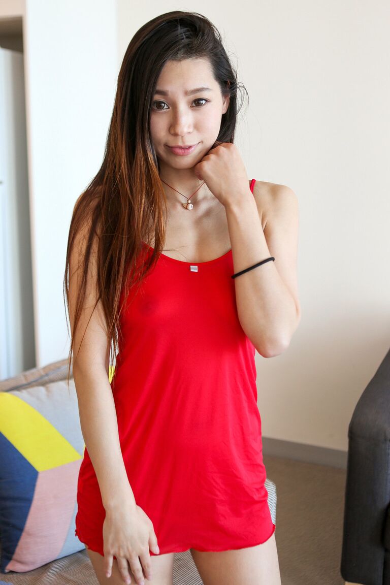 21P Petite adolescente asiática Abbie brinca com sua buceta raspada com um vibrador duplo até o orgasmo
