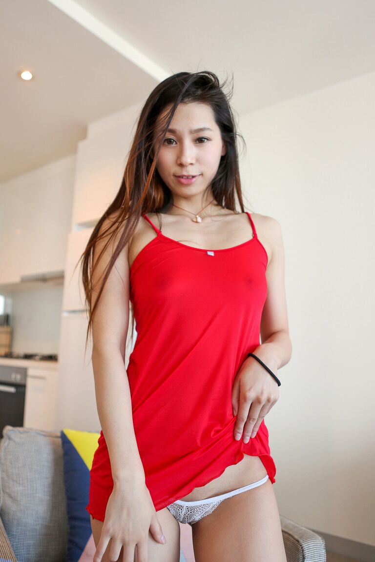 21P Petite adolescente asiática Abbie brinca com sua buceta raspada com um vibrador duplo até o orgasmo