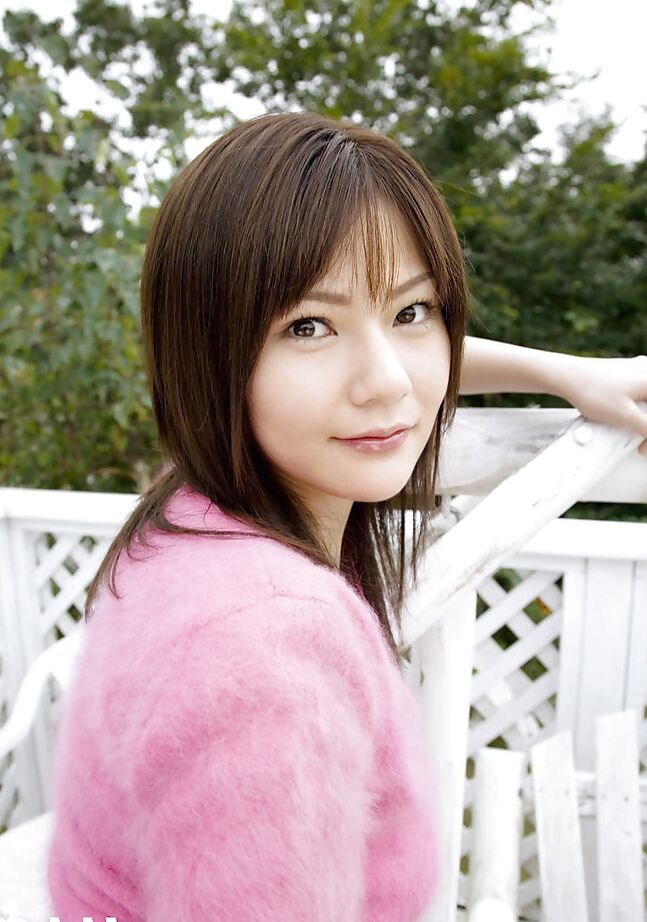 16P Foxy asian babe Rina Himesaki tirando a roupa ao ar livre