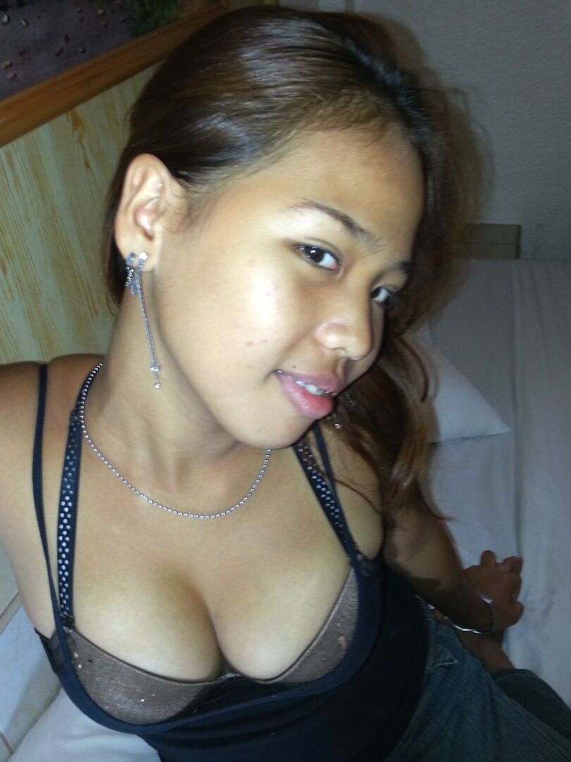 12P Une jolie adolescente philippine lèche la bite d'un touriste sexuel en visite en mode POV